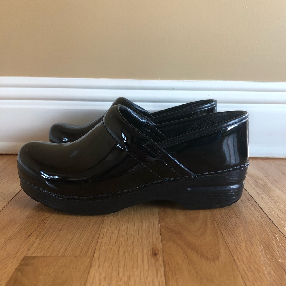 Never Worn Dansko Professional Black Patent Clog